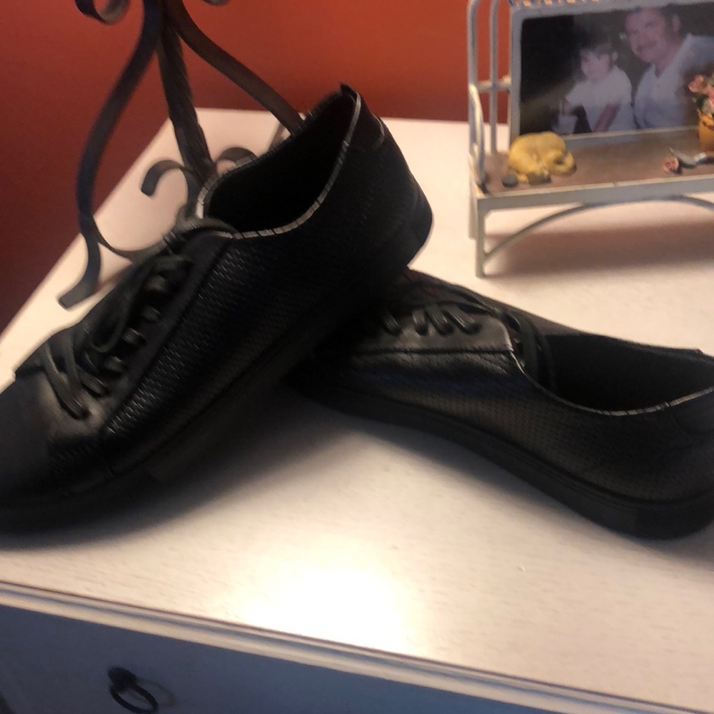 Mens leather shoes - Barely used black sneaker-like tie up shoes